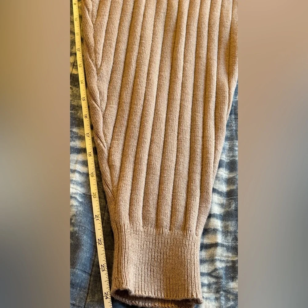 🌸Forever 21 Tan / Brown Size Medium Cropped Knit Sweater